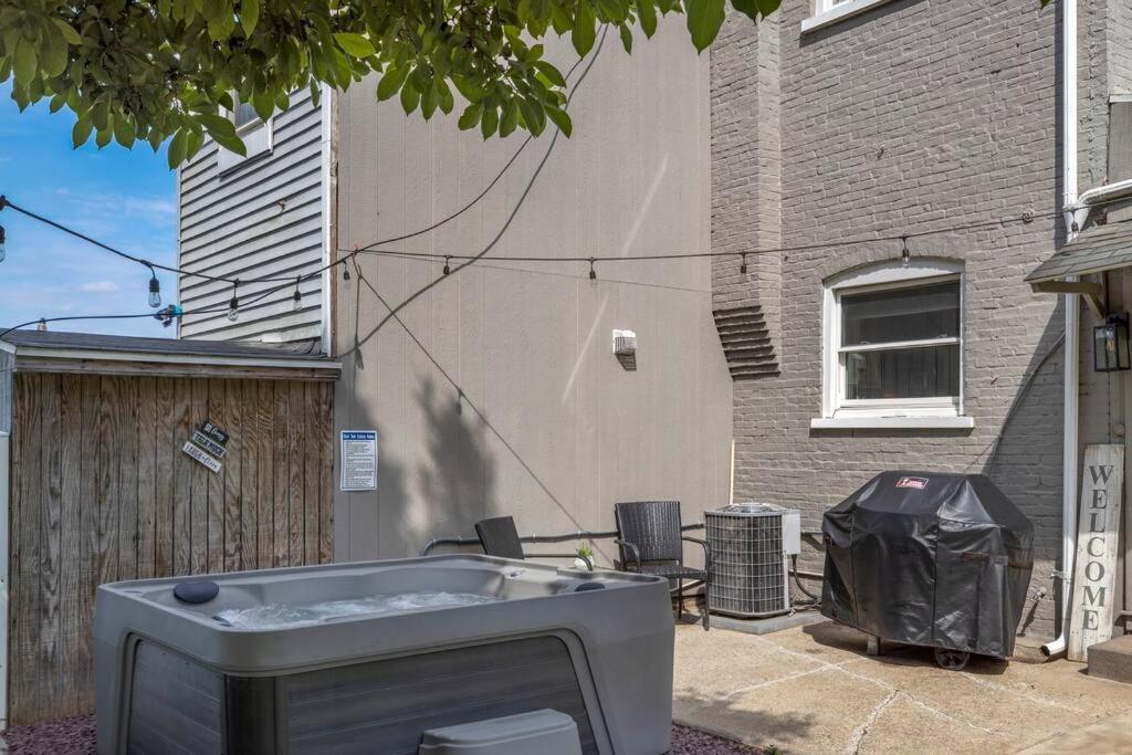 Rare City Home W/ Backyard Fire-Pit & Hottub แลงคาสเตอร์ ภายนอก รูปภาพ