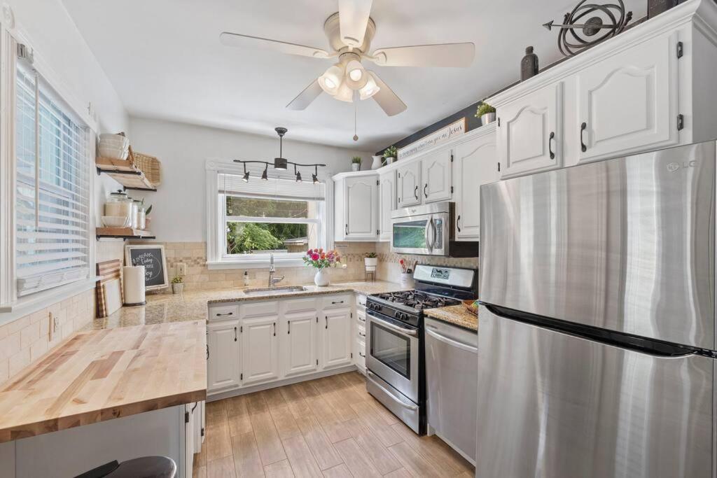 Rare City Home W/ Backyard Fire-Pit & Hottub แลงคาสเตอร์ ภายนอก รูปภาพ