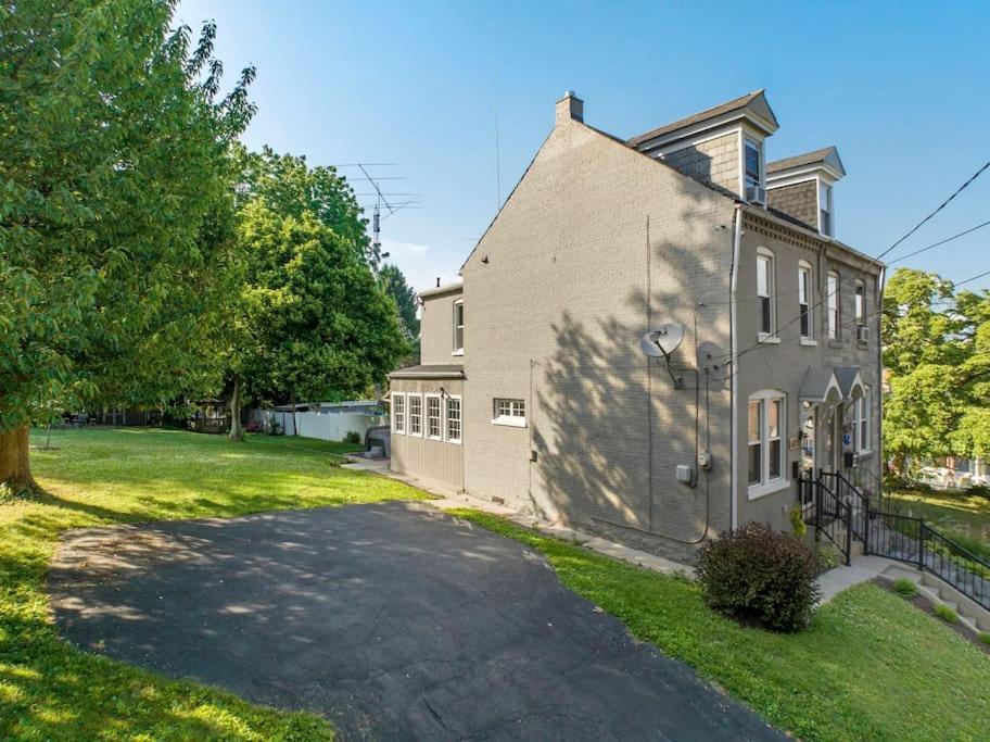 Rare City Home W/ Backyard Fire-Pit & Hottub แลงคาสเตอร์ ภายนอก รูปภาพ