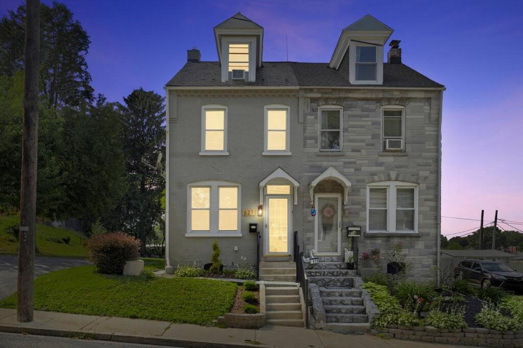 Rare City Home W/ Backyard Fire-Pit & Hottub แลงคาสเตอร์ ภายนอก รูปภาพ